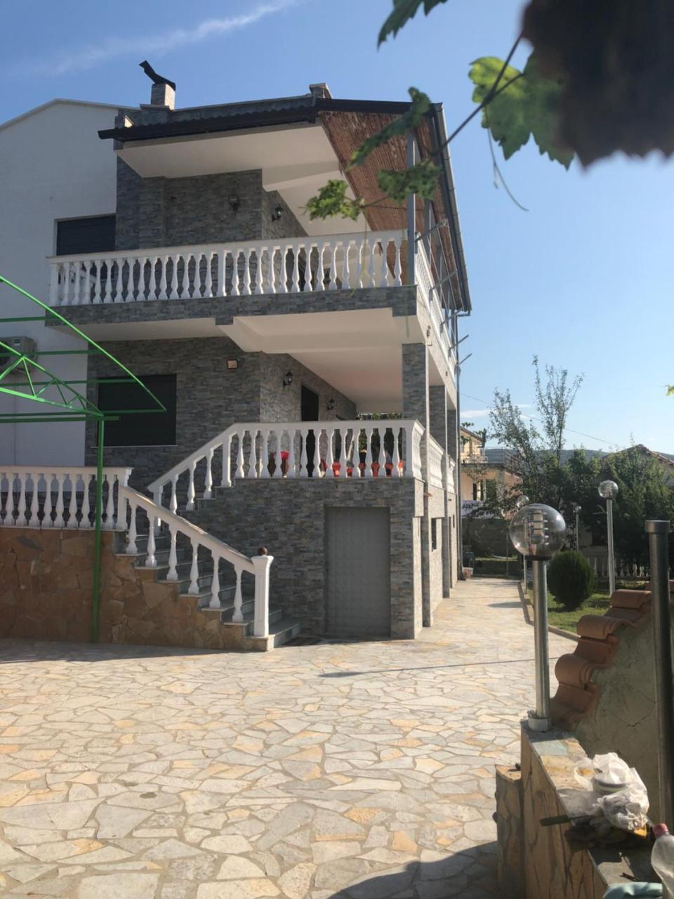 Guest House Xhuljon Berat Exterior photo